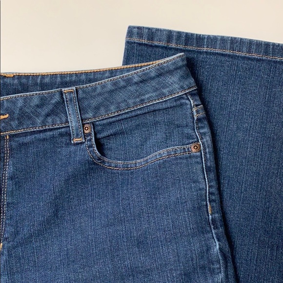 πL L Bean Classic Fit Jeans - Picture 3 of 8